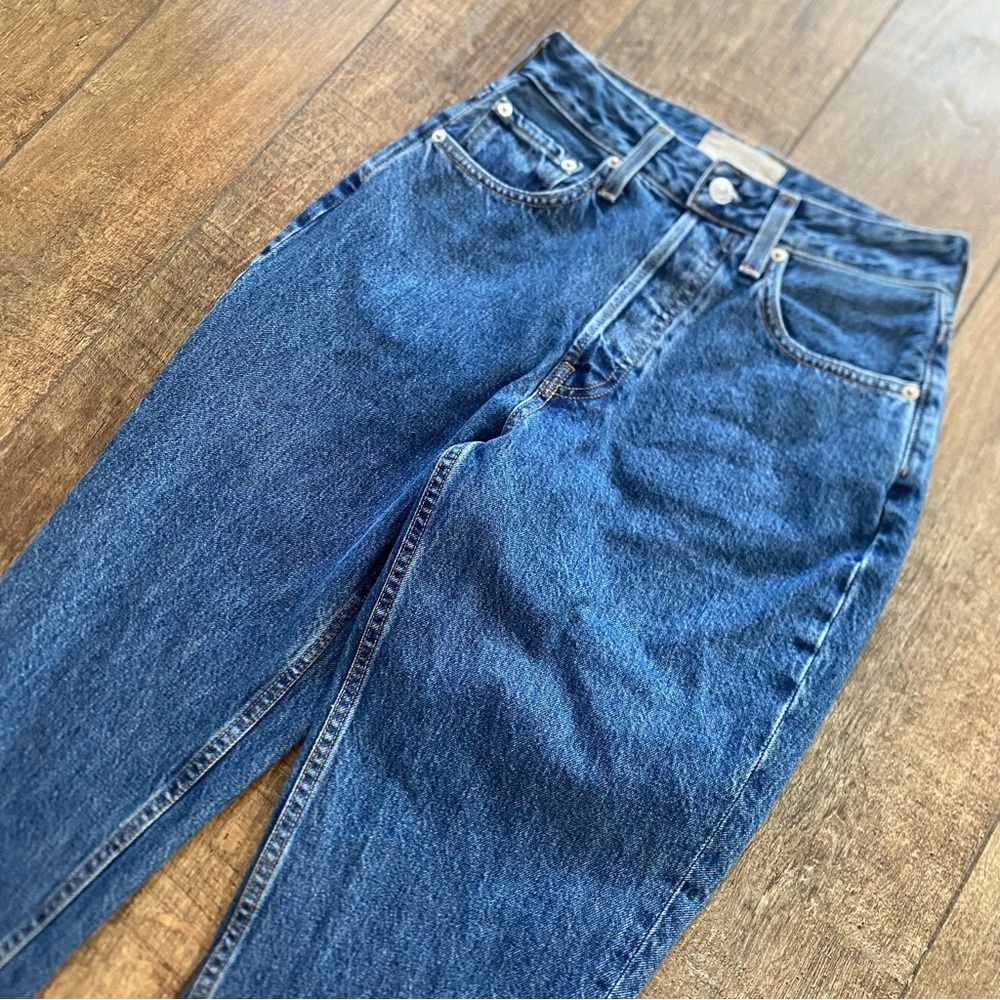 everlane the curvy 90s cheeky straight jean in northridge (dark blue wash)